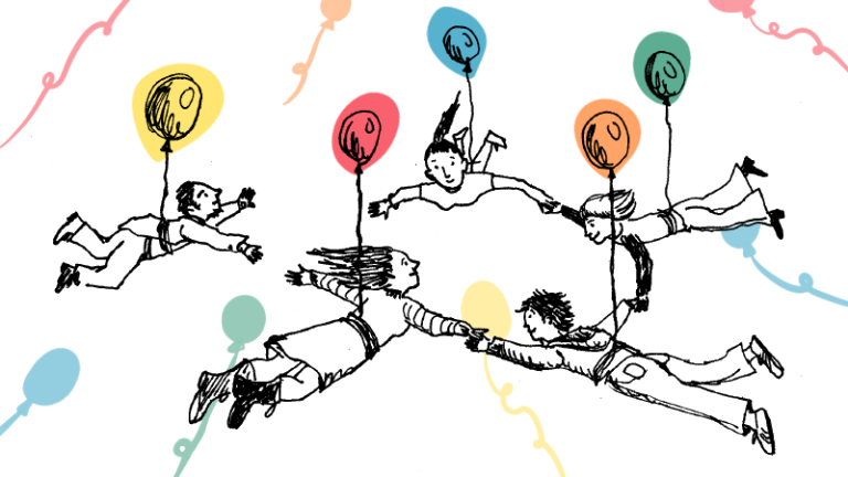 Genitori e figli che volano insieme tenendo dei palloncini colorati
